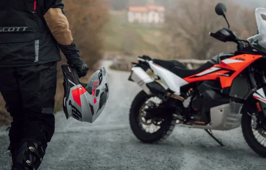 Kask integralny AIROH COMMANDER 2 SKIP RED GLOSS czarny szary czerwony