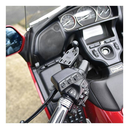 Mocowanie RAM na pokrywę zbiornika płynu hamulcowego w motocyklu